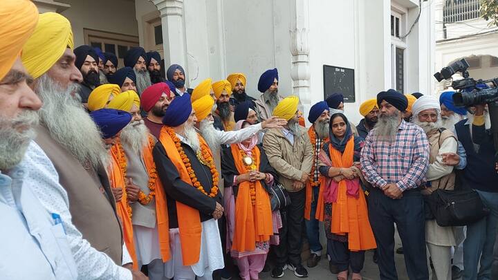 ਯਾਦ ਰਹੇ ਨਵੰਬਰ, 2019 ਨੂੰ ਸ਼੍ਰੀ ਗੁਰੂ ਨਾਨਕ ਦੇਵ ਜੀ ਦੇ 550ਵੇਂ ਪ੍ਰਕਾਸ਼ ਪੁਰਬ ਮੌਕੇ ਕਰਤਾਰਪੁਰ ਲਾਂਘੇ ਦਾ ਉਦਘਾਟਨ ਕੀਤਾ ਗਿਆ ਸੀ ਪਰ ਲਾਂਘੇ ਦੇ ਖੁੱਲਣ ਤੋਂ ਕੁਝ ਮਹੀਨਿਆਂ ਬਾਅਦ ਹੀ, ਕੋਰੋਨਵਾਇਰਸ ਮਹਾਂਮਾਰੀ ਕਾਰਨ ਮਾਰਚ 2020 ਤੋਂ ਸ਼ਰਧਾਲੂਆਂ ਦੀ ਆਵਾਜਾਈ ਨੂੰ ਰੋਕ ਦਿੱਤਾ ਗਿਆ ਸੀ।