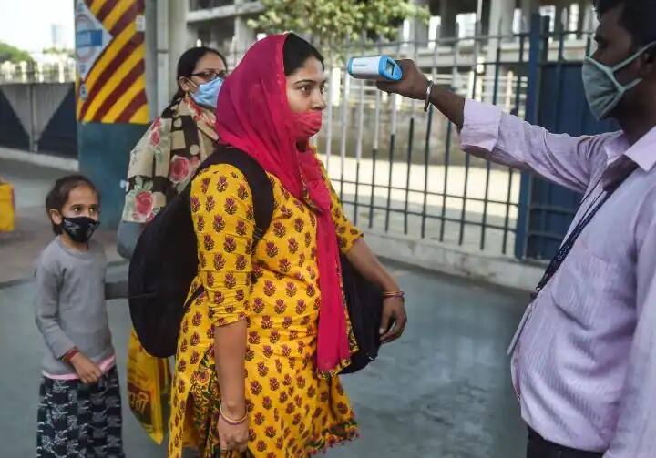 India reports 10,197 new cases, 12,134  recoveries and 301 deaths in last 24 hrs India Coronavirus Updates: দেশে দৈনিক করোনা আক্রান্তর সংখ্যা ফের ছাড়াল ১০ হাজার, অ্যাক্টিভ কেস ৫২৭ দিনে সর্বনিম্ন