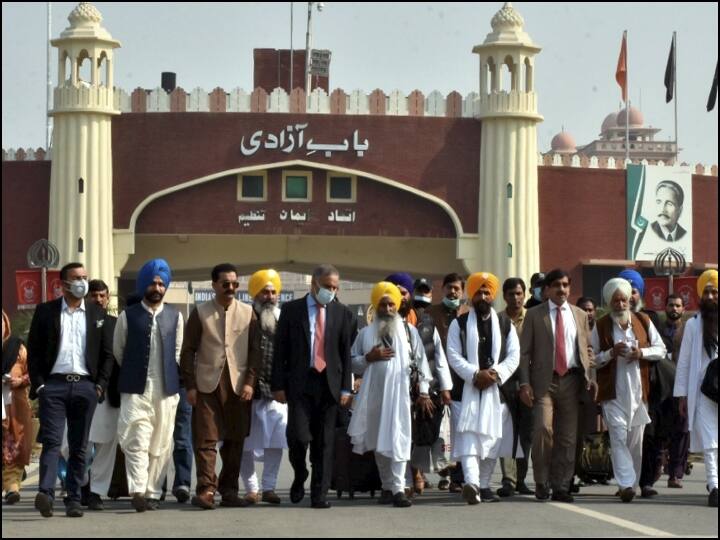 Kartarpur Corridor Reopen: 28 Sikh pilgrims from India arrive in Pakistan on first day of Kartarpur Corridor reopening Kartarpur Corridor Reopen: करतारपुर साहिब कॉरिडोर खुला, पहले दिन 28 सिख तीर्थयात्री पहुंचे पाकिस्तान