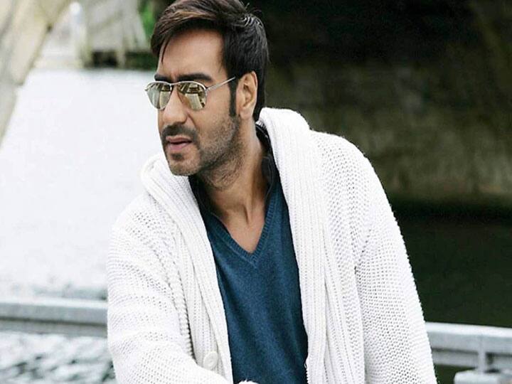 बॉलीवुड सेलेब्स ज्यादातर सिर्फ एक ही फिल्म करके इतने पैसे कमा लेते हैं, जिस से वो अपनी रीयल लाइफ को बहुत ही शानदार तरीके से जीते हैं. बॉलीवुड सेलेब्स जितनी चमक-धमक ऑनस्क्रीन पर दिखाते हैं, उतनी ही वो लग्जरी लाइफ रीयल लाइफ में भी जीते हैं. बॉलीवुड के सिंघम अजय देवगन के पास खुद का प्राइवेट जेट हैं. अजय देवगन के जेट की बात करे तो ये सिक्स सीटर प्राइवेट जेट है जिसे वो अक्सर अपने परिवार के साथ बाहर जाने या फिर प्रमोशन के लिए इस्तेमाल करते हैं.