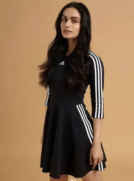 मानुषीचे गाव झज्जर जिल्ह्यातील बहादूरगड तहसीलमधील बामणोली आहे. गावात मानुषीचे वडिलोपार्जित घर असून ते बंद आहे. सुमारे 20 वर्षांपूर्वी त्यांचे कुटुंब हे घर सोडून दिल्लीत स्थायिक झाले होते. मानुषीचे कुटुंब रोहतकच्या कमल कॉलनीत बराच काळ राहत होते.