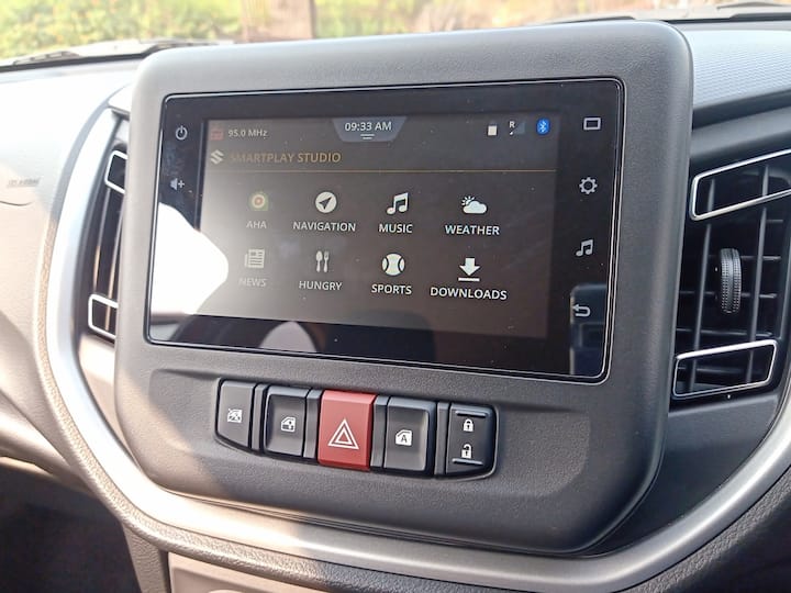 Maruti Celerio Review: গাড়ির দাম সেলেরিওর দাম শুরু হচ্ছে ৪.৯ লক্ষ টাকা থেকে। টপ এন্ড ভেরিয়েন্টের দাম পড়বে ৬.৪ লক্ষ টাকা। এরমধ্যে আপনি ১৫ ইঞ্চির চাকা ছাড়াও আরও অনেক প্রয়োজনীয় জিনিস পাবেন। কস্ট কাটিংয়ের জন্য বেশ কিছু ফিচার বাদ দিয়েছে কোম্পানি। এরপরও বেসিক জিনিস থেকে সরে আসেনি কোম্পানি।আমাদের পছ্ন্দ- আগের মতো বক্সি ডিজাইন নেই। কেবিন আগের থেকে বড়। গাড়ির ইঞ্জিন হল সবথেকে বড় পাওনা।পছন্দ হয়নি- দাম অনুসারে অনেক ফিচার দেওয়া হয়নি গাড়িতে। টপ ভ্যারিয়েন্টের ক্ষেত্রেই এরকম দেখা গিয়েছে।