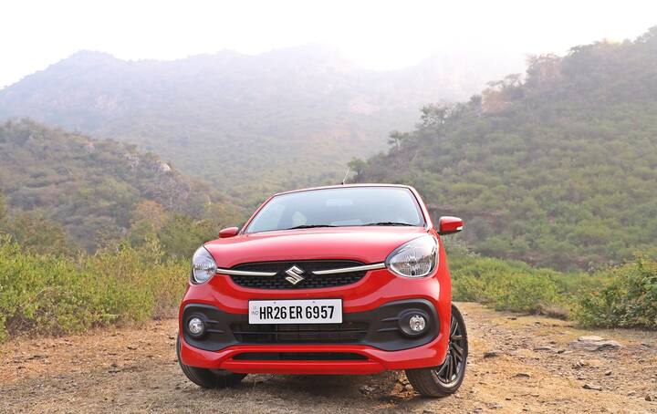 Maruti Celerio Review: ফিচার ও স্পেকস এবার সেন্টার কনসোলের সুইচ সস্তা Maruti S-Presso-র মতোই দেওয়া হয়েছে। স্টিয়ারিংয়ের মধ্যেই রয়েছে একাধিক কন্ট্রোল। গাড়িতে ৭ ইঞ্চির টাচস্ক্রিন, স্মার্টফোন কানেক্টিভিটি, পুশ বাটন স্টার্ট-স্টপ ফিচার দেওয়া হয়েছে। এছাড়াও রয়েছে powered mirrors, keyless entry, height adjust driver's seat, rear wiper,  defogger, rear parking sensors, dual airbags, ABS-EBD। তবে নেই রেয়ার ক্যামেরা ডিসপ্লে ছাড়াও ক্লাইমেট কন্ট্রোল। কেবিনে জায়গার দিক থেকে আগের থেকে ভাল হয়েছে হেড স্পেস। দুজন গাড়ির পিছনের সিটে ভালভাবে বসে যেতে পারবেন। তবে তিনজন হলেই সমস্যা সৃষ্টি হবে। এখন বুট স্পেস ও বেড়ে গিয়েছে গাড়ি। ৩১৩লিটারের বুট স্পেস দেওয়া হয়েছে নতুন সেলেরিওতে।