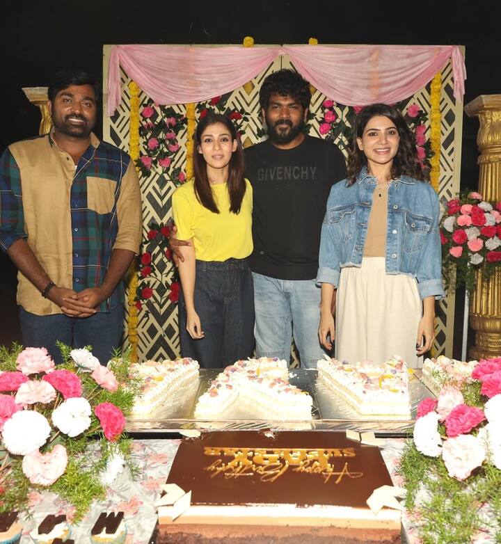 నయన తార పుట్టిన రోజు వేడుకను ఆమె ప్రియుడు, దర్శకుడు విఘ్నేష్ శివన్ ఘనంగా సెలబ్రేట్ చేశాడు. ఈ కార్యక్రమంలో విజయ్ సేతుపతి, సమంత కూడా పాల్గొన్నారు. విజయ్ సేతుపతి హీరోగా విఘ్నేష్ శివన్ దర్శకత్వంలో రూపొందుతున్న తమిళ సినిమా ‘కాతువాకుళే రెండు కాదల్’లో నయన్, సామ్ హీరోయిన్లుగా నటిస్తున్నారు. దీంతో షూటింగ్ సెట్‌లోనే ప్రత్యేకంగా వేదిక ఏర్పాటు చేసి విఘ్నేష్.. ఘనంగా నయన్ పుట్టినరోజు వేడుకను నిర్వహించాడు. ఈ సందర్భంగా N A Y A N అక్షరాలు.. ‘లేడీ సూపర్ స్టార్’ అనే కేకులతో చిత్రయూనిట్ నయన తారకు సర్‌ప్రైజ్ ఇచ్చారు. ఆ చిత్రాలను ఇక్కడ చూసేయండి.  (Image Credit: Samantha/Ramesh Bala/Twitter)