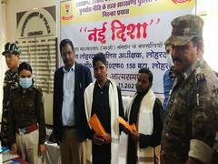 Naxalite Surrender: झारखंड पुलिस के सामने 2 नक्सलियों ने किया सरेंडर, जानें- कितना था इनाम