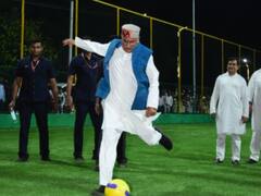 CM Bhupesh Baghel ने स्टेडियम के उद्घाटन के बाद फुटबॉल में दिखाया अपना हुनर, देखें Video