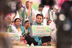 In Pics: టీఆర్ఎస్ మహా ధర్నా.. వరి కంకులతో నేతలు, ప్లకార్డులు పట్టుకొని నిరసన