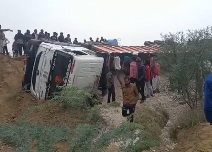 Kutch trailer accident on NH 27, father died on the spot Kutch : હાઈવે પર ટ્રેલરે પલટી મારતાં 10 વર્ષીય પુત્રની નજર સામે જ પિતાનું મોત