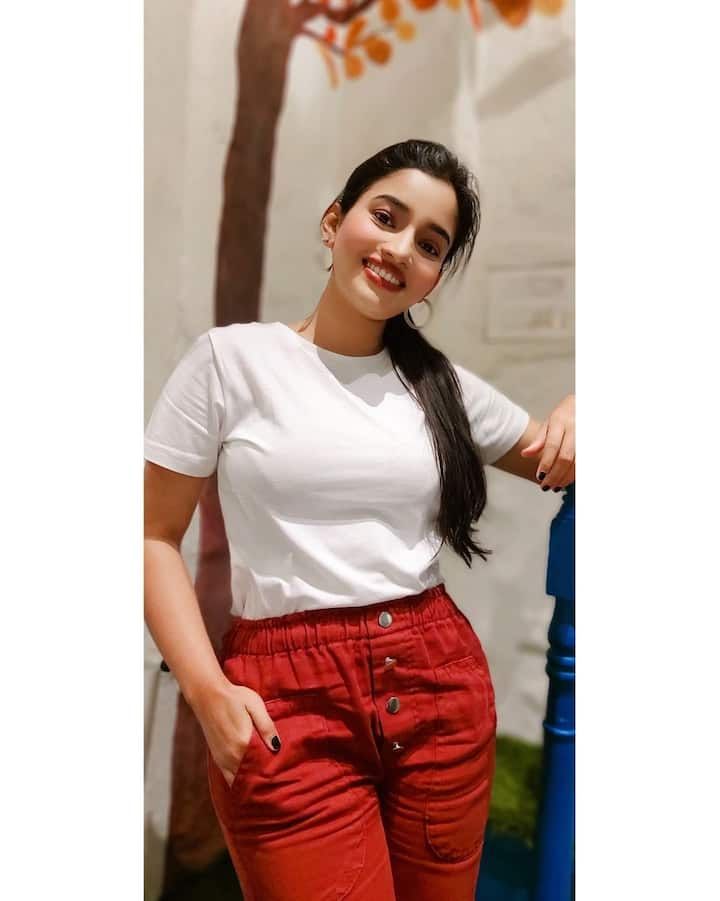 ‘फँड्री’ या चित्रपटामुळे चर्चेत आलेली नायिका ‘शालू’ म्हणजेच राजेश्वरी खरात नेहमीच तिच्या वेगवेगळ्या फोटोशूटमुळे चर्चेत असते  (photo courtesy : @rajeshwariofficial instagram)