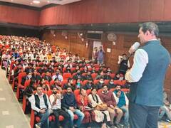 Bareilly News: बीजेपी सांसद राज्यवर्धन सिंह राठौड़ ने युवाओं से की बातचीत, विपक्ष पर निशाना साधते हुए कही ये बड़ी बात