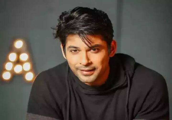 सिद्धार्श शुक्ला का जाना टीवी और बॉलीवुड दोनों के लिए काफी गहरा सदमा है. 2 सितंबर को जब सिद्धार्थ के अचानक इस दुनिया से चले जाने की खबर सामने आई तो मनोरंजन जगत में मातम सा फैल गया. किसी को समझ ही नहीं आ रहा था कि आखिर सिद्धार्थ अचानक कैसे चले गए. सिद्धार्थ शुक्ला का निधन हार्ट अटैक के कारण हुआ था. दिवंगत एक्टर नई कई फिल्मों और टीवी सीरियल्स में काम किया था.