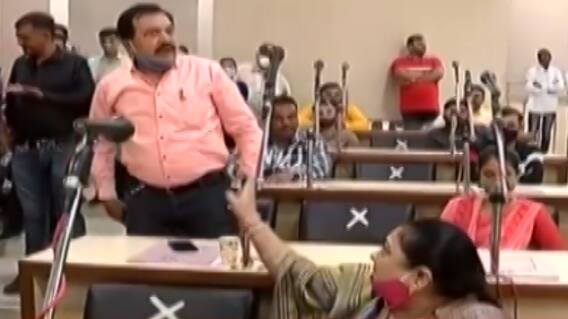 રાજકોટ મનપાની જનરલ મિટિંગમાં હોબાળો, ભાજપ-કોંગ્રેસ આવ્યું સામસામે, જુઓ ગુજરાતી ન્યુઝ