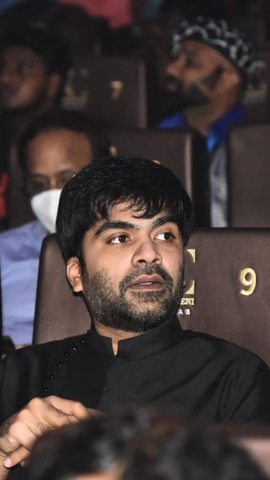 லைட் பியர்ட் லுக்கில் சிம்பு