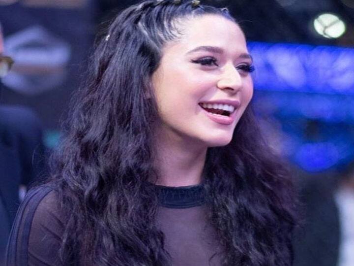 कृष्णा ने भले ही फिल्म इंडस्ट्री में अपना करियर नहीं चुना हो, लेकिन ये उन्हें किसी सेलिब्रिटी से कम होने से नहीं रोकता है. कृष्णा के इंस्टाग्राम पर 986k फैन फॉलोइंग है. अपने भाई की तरह, कृष्णा भी एक फिटनेस फ्रीक हैं और इंडस्ट्री में सबसे हॉट सिक्स-पैक एब्स को फ्लॉन्ट करती दिखाई दे चुकी हैं.