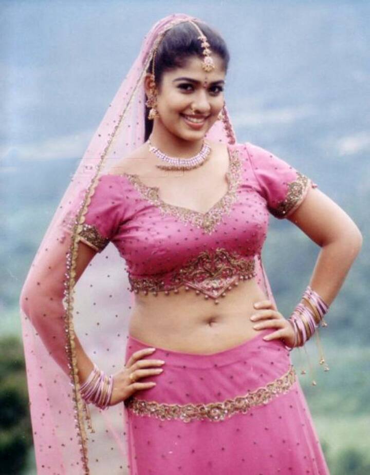 కొత్త లుక్ కోసం వైద్యులు లైపోసక్షన్ ద్వారా నయన తార దవడ, మెడ వద్ద కొవ్వును తొలగించారు. (Image Credit: Social Media)
