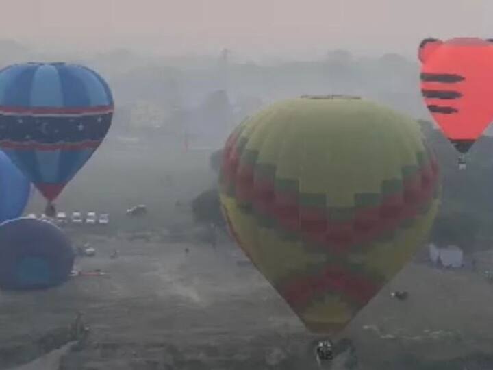 Tourist gathering in Kashi on Dev Deepawali air balloons flying in the sky became the center of attraction ANN Hot Air Balloon Festival in Varanasi: देव दीपावली पर काशी में पर्यटकों का जमावड़ा, आसमान में उड़ते एयर बैलून बने आकर्षण का केंद्र