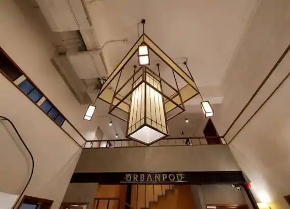 भारतीय रेल्वे जागतिक दर्जाच्या सुविधांसह स्वतःला अपग्रेड करत आहे, याची नवीन उदाहरणे आपल्याला पाहायला मिळत आहेत. नुकतेच भोपाळमधील हबीबगंज रेल्वे स्थानकाचे नाव बदलून विमानतळासारख्या सुविधांनी युक्त कमलापती रेल्वे स्थानकाचे उद्घाटन करण्यात आले. गांधीनगर रेल्वे स्थानकावरून रेल्वेच्या अपग्रेडेशनचे काही फोटोही पाहायला मिळाले. या मध्ये आता मुंबईचे मुंबई सेंट्रल रेल्वे स्टेशन देखील सामील केले गेले आहे जिथे भारतीय रेल्वेचे पहिले पॉड हॉटेल्स किंवा पॉड रूम सुरू करण्यात आल्या आहेत. हे अल्ट्रा मॉडर्न पॉड रूम किंवा हॉटेल्स अमेरिका आणि जपानमध्ये बनवलेल्या पॉड हॉटेल्सप्रमाणेच आलिशान आहेत. पाहा त्याचे जबरदस्त फोटो जे तुम्हाला रेल्वेच्या या उपक्रमाचे चाहते बनतील.