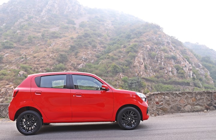 Maruti Celerio Review: গাড়ির মাইলেজ গাড়ির এএমটি ভ্যারিয়েন্ট থেকে ২৬ কিলোমিটারের বেশি মাইলেজ পাওয়ার কথা। ম্যানুয়ালের ক্ষেত্রে ২৫ কিমি মাইলেজ পেতে পারেন আপনি। অন্তত কোম্পানি তেমনই দাবি করে। যদিও বাস্তবের জগতে ২২ থেকে ১৮ কিলোমিটারে বেশি মাইলেজ পাবেন না আপনি। যদিও এই ফিগার আপনার চালানোর ওপর নির্ভর করবে।