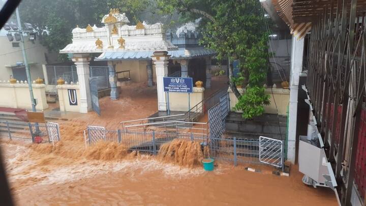 తిరుమలలోని ఓ దేవాలయంలోకి చేరిన వర్షపు నీరు