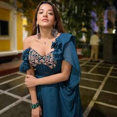 Monalisa Photos: ब्लू ऑफ शोल्डर ड्रेस में दिखा Monalisa का किलर लुक, तस्वीरें हुईं Viral