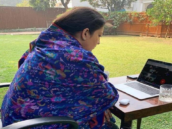Smriti Irani looks visibly thinner in new photo smriti irani weight loss latest pics Smriti Irani Weight Loss | அமைச்சர் ஸ்மிருதி இராணியா இது? இப்படி இளைச்சுட்டாரே? கமெண்ட்ஸை தட்டும் பிரபலங்கள்..