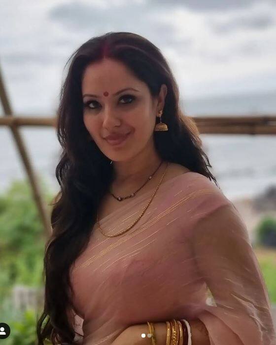 বিয়ের পরদিনই হালকা গোলাপী শাড়ি, সিঁদুরে ছবি পোস্ট করেছিলেন অভিনেত্রী।