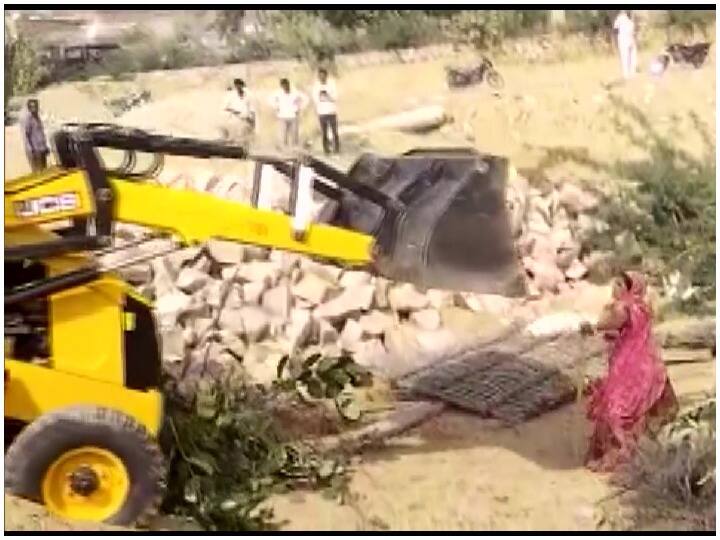 Viral Video: राजस्थान के बाड़मेर में महिला पर जेसीबी मशीन चढ़ाने की कोशिश, वीडियो देख रह जाएंगे दंग Viral Video: Trying to mount JCB machine on a woman in Rajasthan's Barmer, you will be stunned to see the video Viral Video: राजस्थान के बाड़मेर में महिला पर जेसीबी मशीन चढ़ाने की कोशिश, वीडियो देख रह जाएंगे दंग