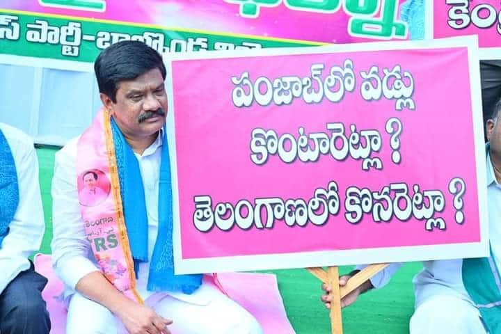 హైదరాబాద్ ఇందిరా పార్కు వద్ద టీఆర్ఎస్ మహా ధర్నా జరిగింది.