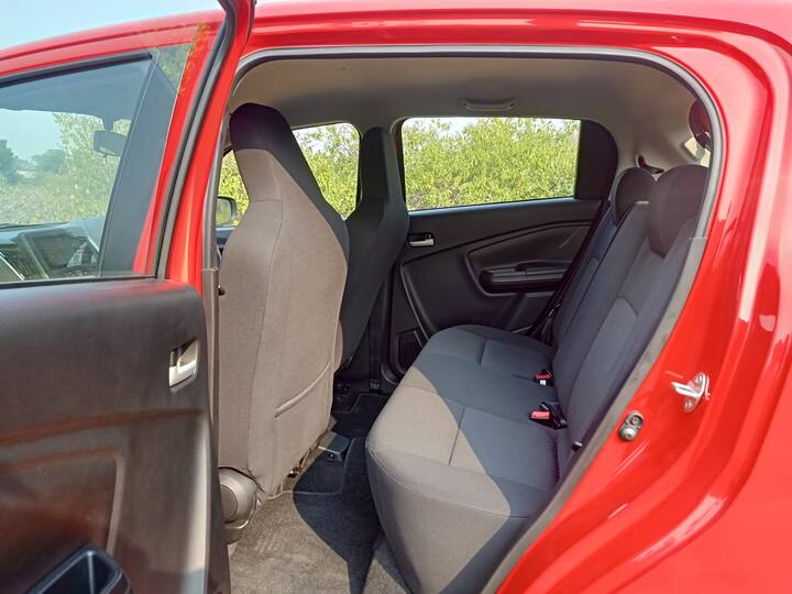 Maruti Celerio Review: ডিজাইন ও লুক সেরা মাইলেজের গাড়ি লঞ্চ করে ঘরেই প্রতিযোগিতার পরিস্থিতি তৈরি করেছে মারুতি। ডিজাইনের দিক দিয়েও ছোট গাড়ির সেগমেন্টে ধামাকা করে দিয়েছে এই হ্যাচব্যাক। Wagon R, Alto, Swift-এর পাশপাশি নিজের ছাপ রেখেছে এই গাড়ি। চৌকো বক্সি ডিজাইনের পরিবর্তে এবার জমকালো লুক দেওয়া হয়েছে গাড়িতে। Wagon R-এর মতো প্র্যাকটিকাল কারের পরিবর্তে দেওয়া হয়েছে 'ফান টু ড্রাইভ কার লুক'। গাড়ির আয়তন প্রায় আগের মতোই হলেও বেশ বড় দেখাচ্ছে এই ছোট হ্যাচব্যাক। উজ্জ্বল রং ব্যবহার করায় আগের থেকে অনেক বেশি স্পোর্টি দেখাচ্ছে গাড়ি। টপ ভ্যারিয়েন্ট ১৫ ইঞ্চির হুইল ব্যবহার করায় এমনিতেই গাড়ির সাইজ বড় দেখাচ্ছে। সঙ্গে রুফলাইন পিছনের দিকে কমিয়ে দেওয়ায় আরও স্টাইলিশ লাগছে Maruti Celerio।