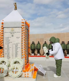 Rezang La War Memorial: 1962 की जंग के शूरवीर को राजनाथ सिंह का अनोखा सलाम, रक्षा मंत्री ने यूं दिया सम्मान, देखें तस्वीरें