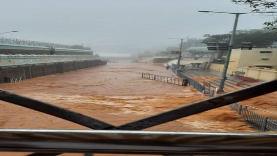 Tirumala Rains: తిరుపతిలో జలప్రళయం... కాలనీలను ముంచెత్తిన వరద