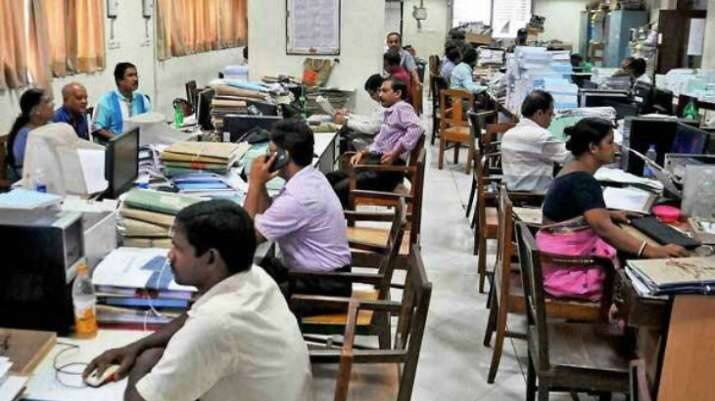 modi government gift : central government employees salary will hike, check all the details સરકારી કર્મચારીઓના પગારમાં દોઢ મહિના બાદ થશે જોરદાર વધારો, સરકાર કરવા જઇ રહી છે આ મોટુ કામ, જાણો વિગતે