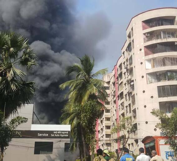 मुंबईत कोट्यवधींच्या गाड्या जळून खाक!