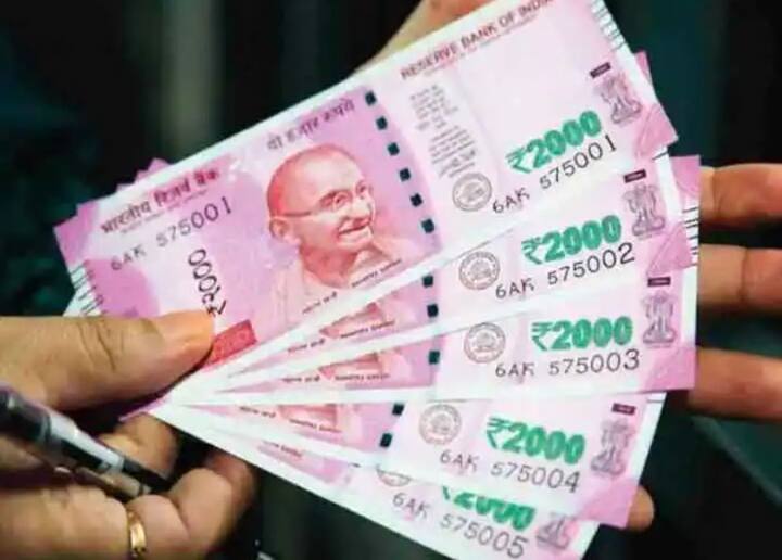 কীভাবে PPF থেকে ১.৫ কোটি টাকা পেতে পারেন ? নিয়ম অনুসারে কোনও এক বছরে সর্বোচ্চ ১.৫ লক্ষ টাকা এই স্কিমে বিনিয়োগ করতে পারেন গ্রাহক। ধরুন, প্রতি মাসে পাবলিক প্রভিডেন্ট ফান্ডে ১২,৫০০ টাকা জমা করেন আপনি। এই ভাবে ১৫ বছর টাকা রাখার পর ৫ বছর করে স্কিমের মেয়াদ বাড়ালেন আপনি। ৩০ বছর এই ভাবে টাকা দিলে আপনার পিপিএফ অ্যাকাউন্টে ১,৫৪,৫০,৯১১ টাকা আসবে। এই ক্ষেত্রে আপনার সব মিলিয়ে বিনিয়োগ দাঁড়াচ্ছে ৪৫ লক্ষ টাকা। যা পিপিএফ অ্যাকাউন্টে রেখে গ্রাহক পাচ্ছেন ১.০৯ কোটি টাকা সুদ।