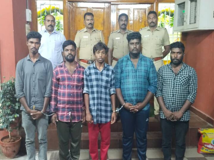 Choolagiri 41 motorcycles stolen in Choolagiri area 5 persons arrested ‛நாங்க 5 பேரு... திருடாத பைக் இல்லை... ’ சுற்றி வளைத்த போலீஸ்: 41 பைக்குகள் மீட்பு!