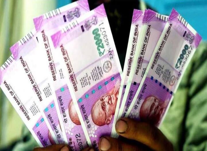 উদাহরণ ২- এবার দ্বিতীয় উদাহরণ অনুযায়ী আপনি যদি ওই ৫০,০০০ টাকা ৬ এপ্রিল PPF -এ জমা দেন তাহলে কী হিসেব দাঁড়ায়। এখানেও ধরে নিতে হবে আপনার ৩১ মার্চের মধ্যে অ্যাকাউন্টে ১০,০০,০০০ টাকা আগে থেকেই ছিল। তাহলে ৩০ এপ্রিল আপনার পাবলিক প্রভিডেন্ট ফান্ড অ্যাকাউন্টে মোট জমা অর্থের পরিমাণ দাঁড়ায় ১০,৫০,০০০ টাকা। ৭.১ শতাংশ সুদের হারে হিসেব করলে আপনি এপ্রিল মাসে সুদ বাবদ পাবেন (7.1%/12 X 10,00,000) = Rs 5917 টাকা। তাই দেরি না করে এই কৌশলে পিপিএফ অ্যাকাউন্টে টাকা জমা দিন , আর সর্বোচ্চ লাভ পান।