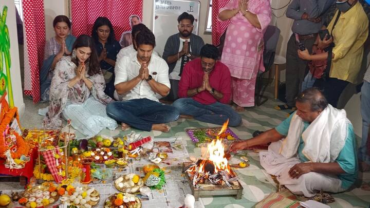 ছবিতে যশের চরিত্রের নাম শিবাশিস ও নুসরতের চরিত্রের নাম নীলাঞ্জনা। এই গল্পে আরও এক পুরুষ চরিত্র রয়েছেন, তবে তাঁর চরিত্রে কোন অভিনেতা অভিনয় করবেন এখনও চূড়ান্ত হয়নি।