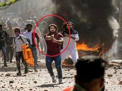 Watch: दिल्ली दंगों के आरोपी शाहरुख पठान चार घंटे की पैरोल पर आया बाहर, मोहल्ले में हुआ ग्रैंड वेलकम