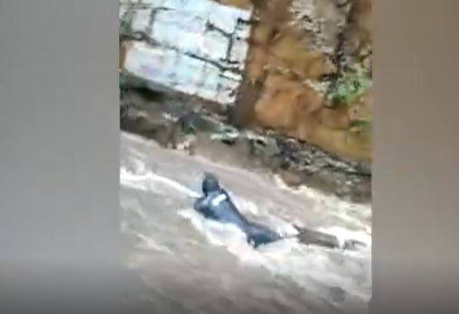 Kadapa Rains: కడప హైవే రోడ్డులో ఉద్ధృతంగా ప్రవహిస్తున్న వరదనీరు....ప్రవాహానికి కొట్టుకుపోతున్న‌ వ్యక్తి