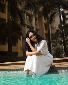 Bhabiji Ghar Par Hai की Angoori Bhabhi ने वाइट ड्रेस में दिए जमकर पोज़, खूबसूरत अंदाज़ की फैन्स कर रहे तारीफ