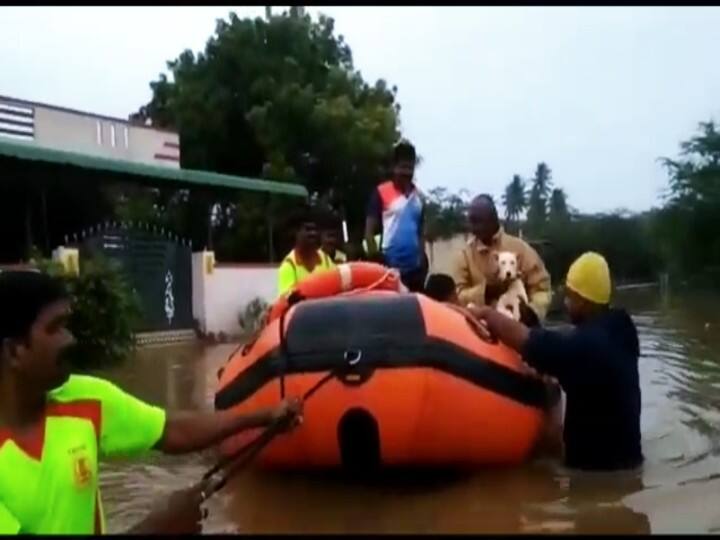 Fire service department rescued those trapped in the floodwaters by boat in tirupur திருப்பூரில் மழை வெள்ளத்தில் சிக்கியவர்களை படகு மூலம் மீட்ட தீயணைப்பு துறையினர்!