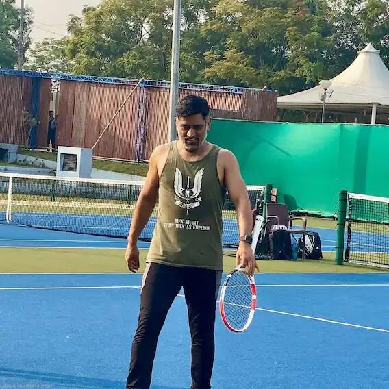 শুক্রবার ভারত-নিউজিল্যান্ড টি-২০ সিরিজের দ্বিতীয় ম্যাচ। তার আগে রাঁচির স্টেডিয়ামে দেখা গেল মহেন্দ্র সিংহ ধোনিকে। তিনি শুক্রবারও ভারতীয় দলকে উৎসাহ দেওয়ার জন্য স্টেডিয়ামে থাকতে পারেন বলে জল্পনা তৈরি হয়েছে।