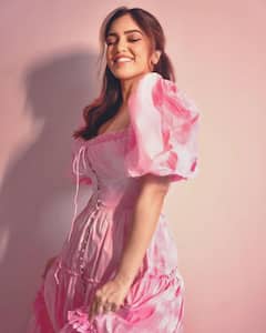 Bhumi Pednekar Photo: पिंक फ्रॉक पहने कातिलाना मुस्कान देतीं Bhumi Pednekar की ये तस्वीरें आपको भी बना देंगी दीवाना