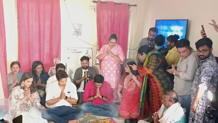 অন্যদিকে আজ মহরতের পুজোয় উপস্থিত ছিলেন যশ, নুসরত ও শিলাদিত্য। একসঙ্গে বসে পুজো করেন তাঁরা, দেন অঞ্জলিও।