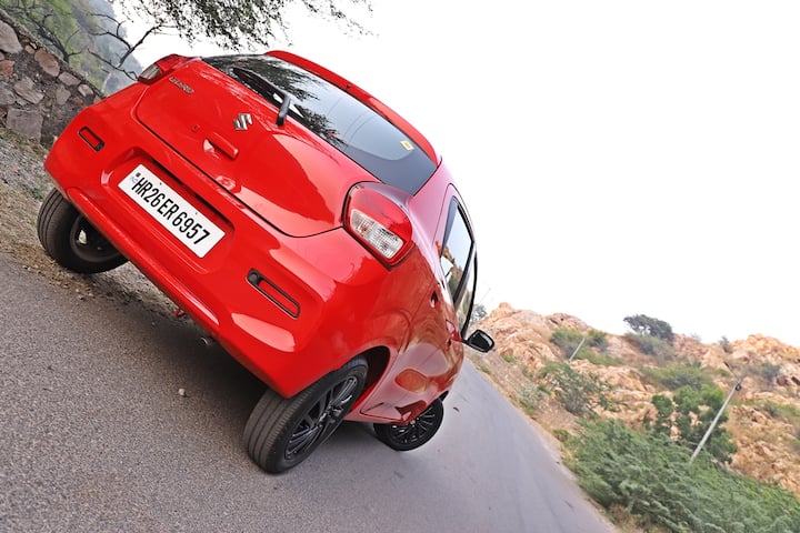 Maruti Celerio Review: গাড়ির ইঞ্জিন কেমন ? নতুন সেলেরিওর ইউএসপি বলতে গাড়ির ইঞ্জিন। যেখানে আগের থেকে অনেক বেশি রিফাইন ইঞ্জিন দেওয়া হয়েছে গাড়িতে। কম গতিতেও ভাল টর্ক দিচ্ছে এই গাড়ি। অন্য ছোট টার্বো পেট্রল ভ্যারিয়ন্টের থেকে কম ডাউনশিফট করতে হচ্ছে গাড়ি। সিটিতেও ইঞ্জিন গাড়ি চালাতে আপনাকে উৎসাহ দেবে। গাড়ি চালিয়ে মনে হয়েছে, প্রতিযোগীদের থেকে সবথেকে দ্রুত পাওয়ার ডেলিভারি দেয় নতুন সেলেরিওর ইঞ্জিন। চালাতেও বেশ ভাল লাগবে আপনার। বালেনো, সুইফটের লাইট প্লাটফর্মে তৈরি হওয়ায় এই গাড়ির রাইড ও হ্যান্ডলিং অনেক ভাল হয়েছে।যদিও বেশি দ্রুত গতিতে গাড়ি চালালে আত্মবিশ্বাস পাবেন না চালক।