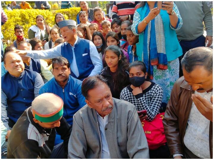 Uttarakhand News: उत्तराखंड में गरमाया छात्रसंघ चुनाव का मुद्दा, कांग्रेस ने तैयार की बीजेपी पर हमले की रणनीति Uttarakhan Harish Rawat observed a silent fast with the students ANN Uttarakhand News: उत्तराखंड में गरमाया छात्रसंघ चुनाव का मुद्दा, कांग्रेस ने तैयार की बीजेपी पर हमले की रणनीति