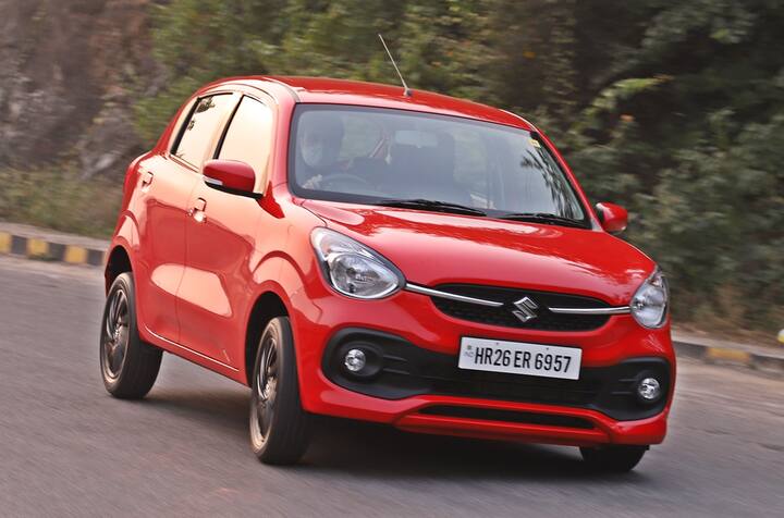 Maruti Celerio Review: কেবিন ও স্পেসলাইন এই গাড়ির ক্ষেত্রে প্রথমেই নজরে আসবে দরজা। আগের থেকে অনেক বেশি দরজা খুলছে গাড়ির। ফলে গাড়িতে উঠতে সুবিধা হবে চালক ও যাত্রীর। গাড়িতে ঢুকেই পুরো কালো ড্যাসবোর্ডের সঙ্গে সিলভার কালারের ছোঁয়া কেবিনকে আরও প্রিমিয়াম করে দিয়েছে। স্টিয়ারিং, এসি ভেন্টস ছাড়াও সেন্টার কনসোল নজরে আসবে আপনার। আগের থেকে অনেক ভাল গেটআপ দেওয়া হয়েছে গাড়িতে। হার্ড প্লাস্টিক ব্যবহার করা হলেও তা একেবারে সস্তা মনে হবে না।