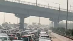 Massive traffic jam at Noida-Delhi Kalindi Kunj route | Watch Visuals