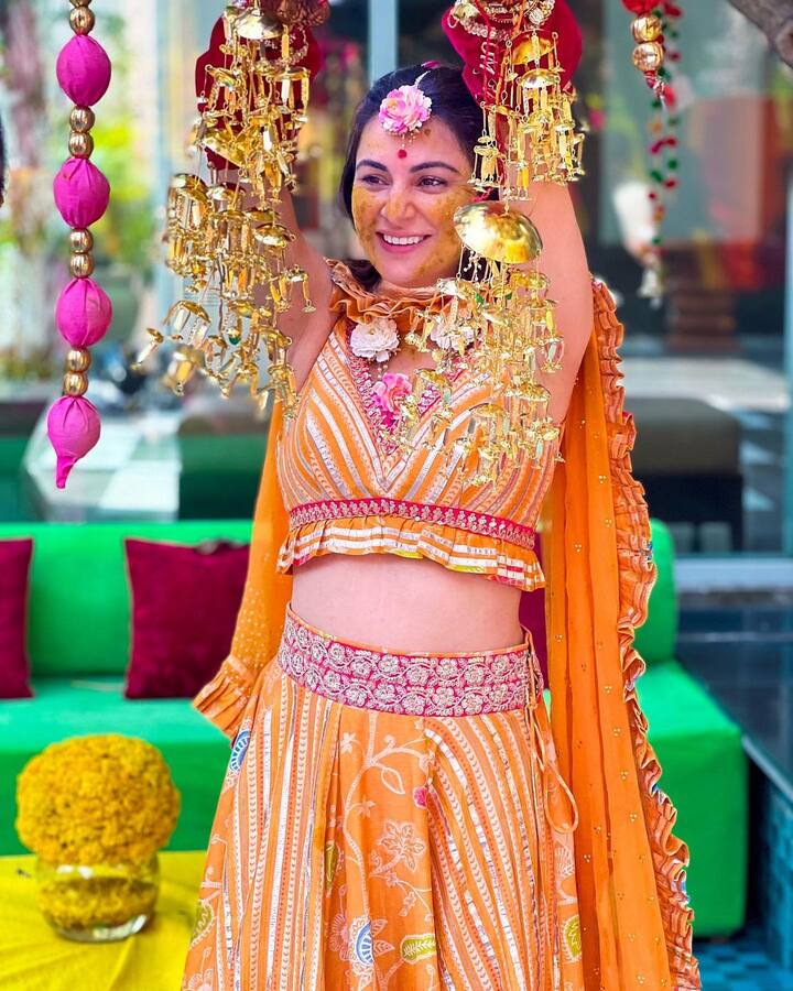 याआधी श्रद्धा आर्याने तिच्या हळदी समारंभाचा एक फोटो सोशल मीडियावर चाहत्यांसोबत शेअर केला होता, ज्यामध्ये ती खूप सुंदर आणि आनंदी दिसत होती. (photo: sarya12/ig)