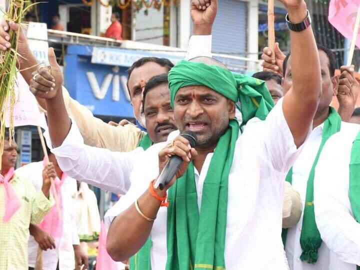 Telangana Minister V Srinivas Gowda en route venue of 'Mahadharna'. (Image: ABP Desam)